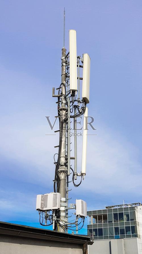 新型5g无线网络通信设备,配备无线电模块和安装在金属塔上的智能天线